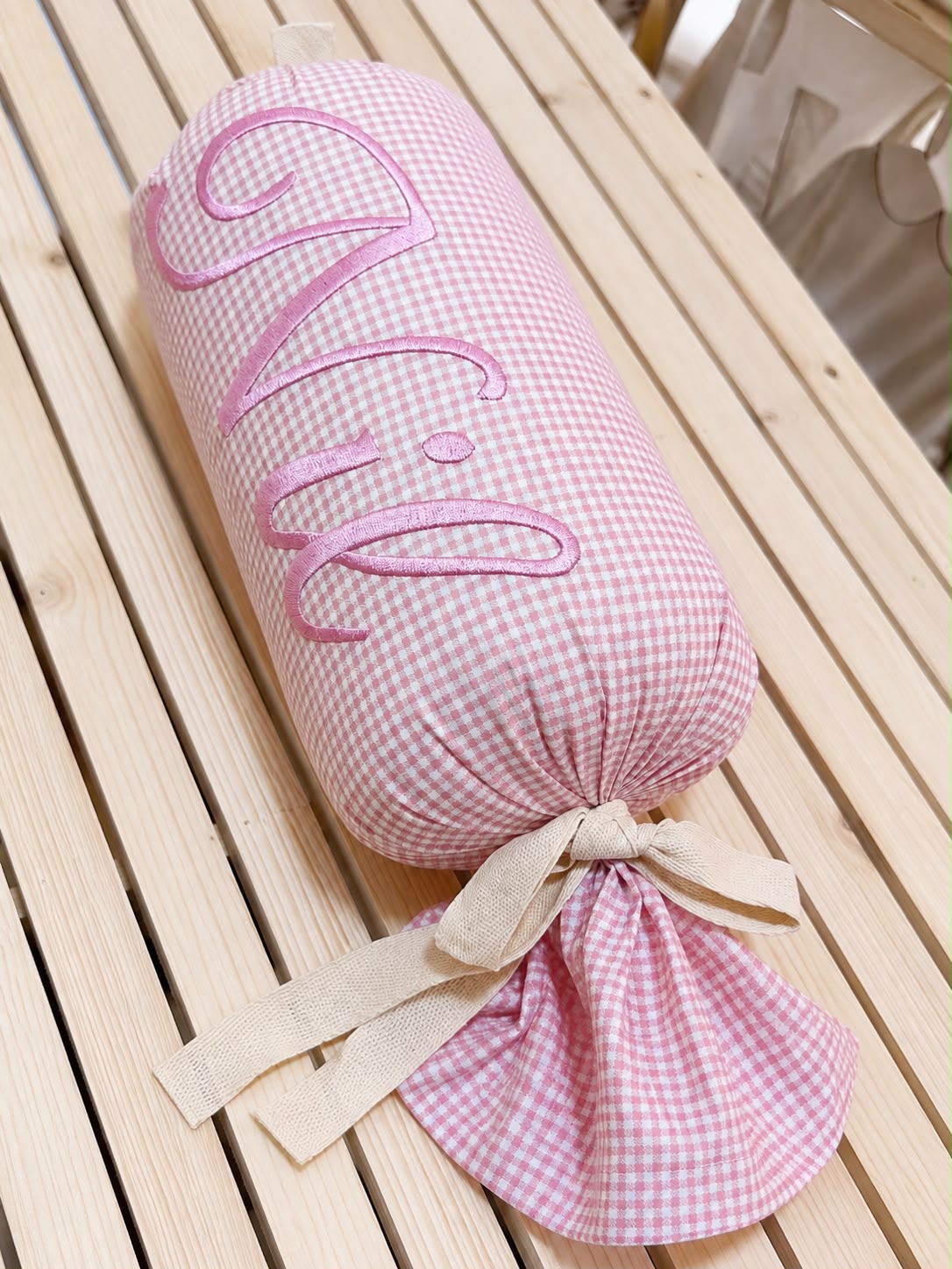 Kişiye Özel İsim Nakışlı Pembe Pötikare Şeker Yastık | Silindir Dekoratif Bebek Odası Yastığı 15x30 cm | TLY Home & Baby
