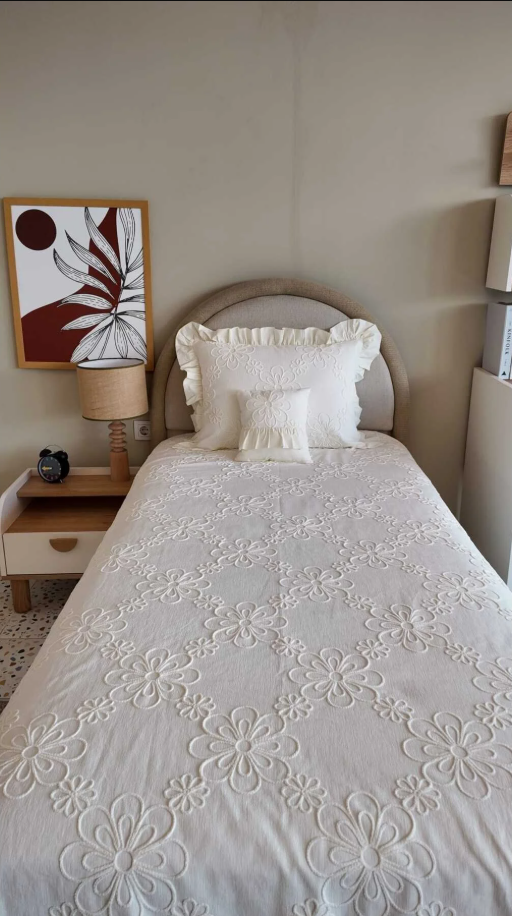 Bahar Model Ekru Tek Kişilik Fırfırlı Nevresim Seti – 3 Parça Pamuklu Pike & Yatak Örtüsü Kullanımlı