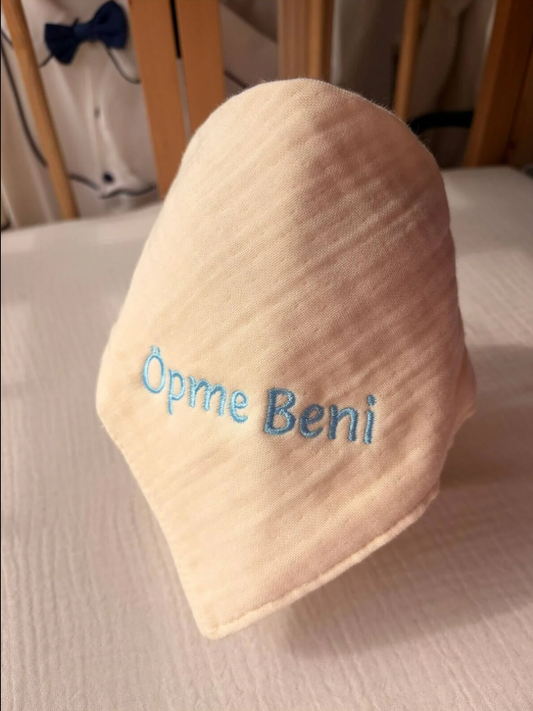 Öpme Beni Nakışlı 4 Kat Müslin Fular Bebek Önlüğü – Mavi