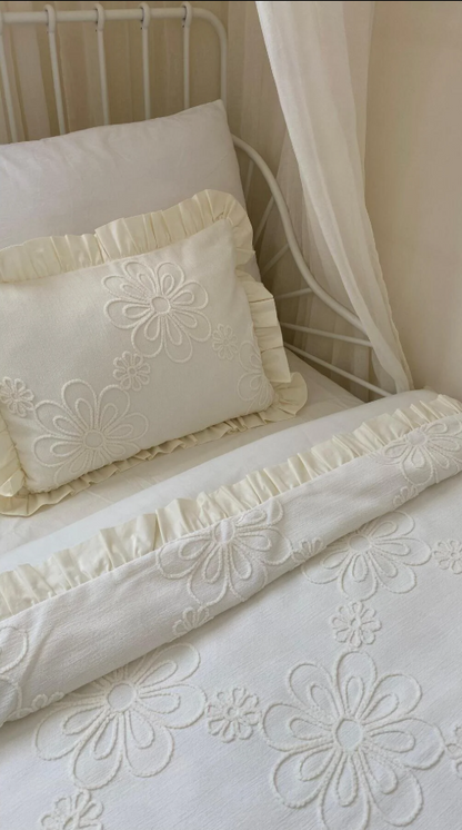 Fırfırlı Pamuk Saten Bebek Nevresim Takımı – Ekru 100x150 Lastikli Çarşaflı Set
