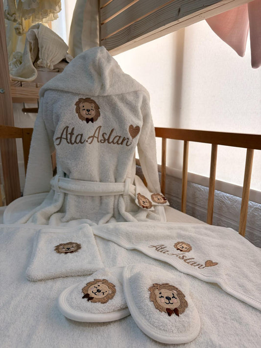 Kişiye Özel İsim Nakışlı Aslan Desenli Çocuk Bornoz Seti | 5 Parça Bebek & Çocuk Bornoz Takımı | TLY Home Textiles