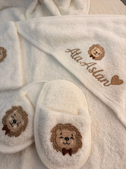 Kişiye Özel İsim Nakışlı Aslan Desenli Çocuk Bornoz Seti | 5 Parça Bebek & Çocuk Bornoz Takımı | TLY Home Textiles
