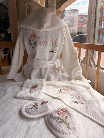 Kişiye Özel İsim Nakışlı Çiçek Desenli 5 Parça Çocuk Bornoz Seti | Bornoz, Kemer, Terlik, Havlu ve Kese | TLY Home Textiles