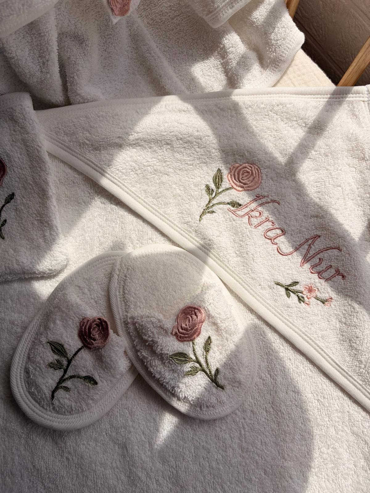 Kişiye Özel İsim Nakışlı Çiçek Desenli 5 Parça Çocuk Bornoz Seti | Bornoz, Kemer, Terlik, Havlu ve Kese | TLY Home Textiles