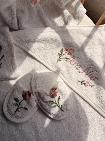Kişiye Özel İsim Nakışlı Çiçek Desenli 5 Parça Çocuk Bornoz Seti | Bornoz, Kemer, Terlik, Havlu ve Kese | TLY Home Textiles
