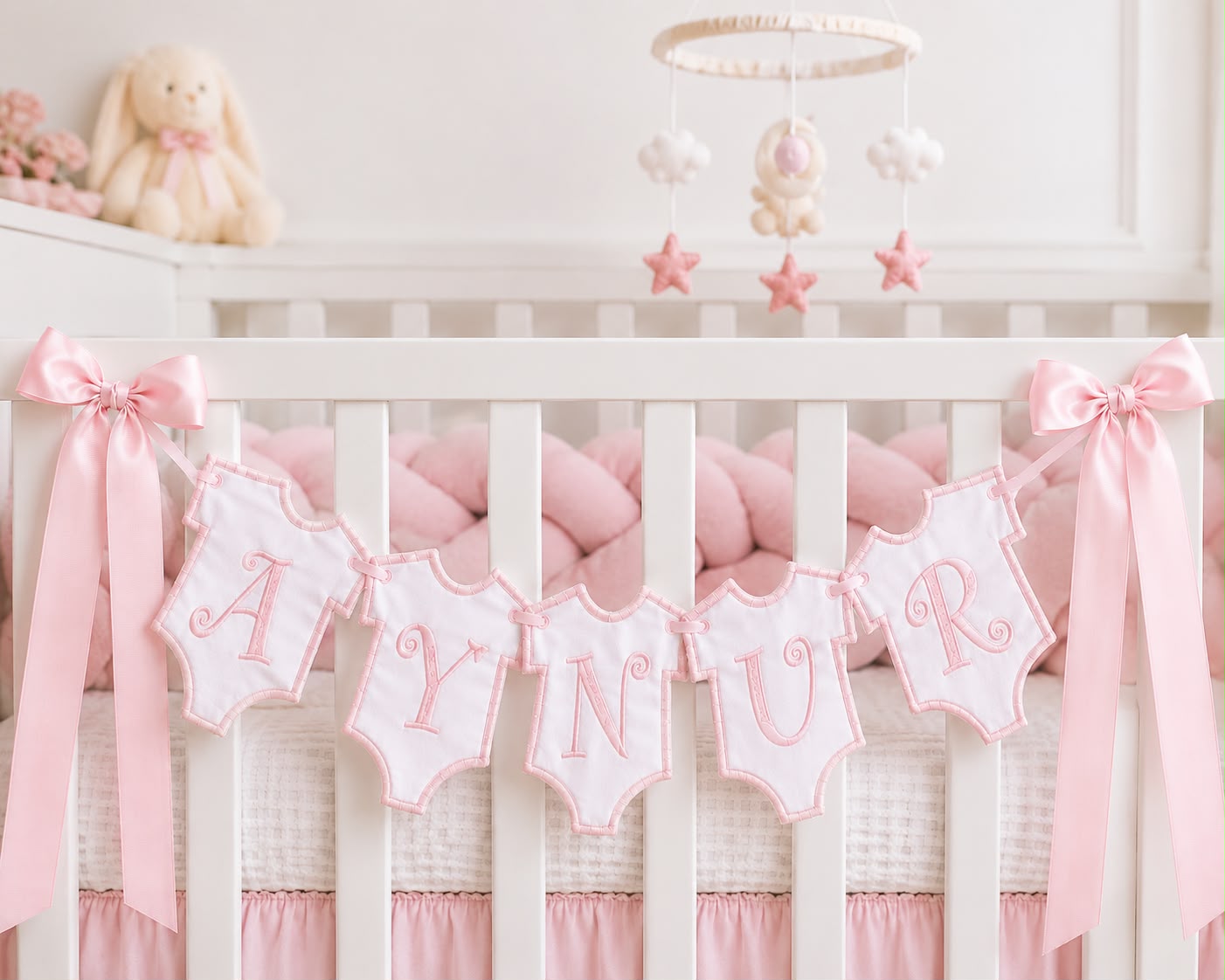 Kişiye Özel Bebe Pembesi İsim Flama | Nakışlı Bebek Odası Duvar Süsü | Gardenya Keten | TLY Home & Baby