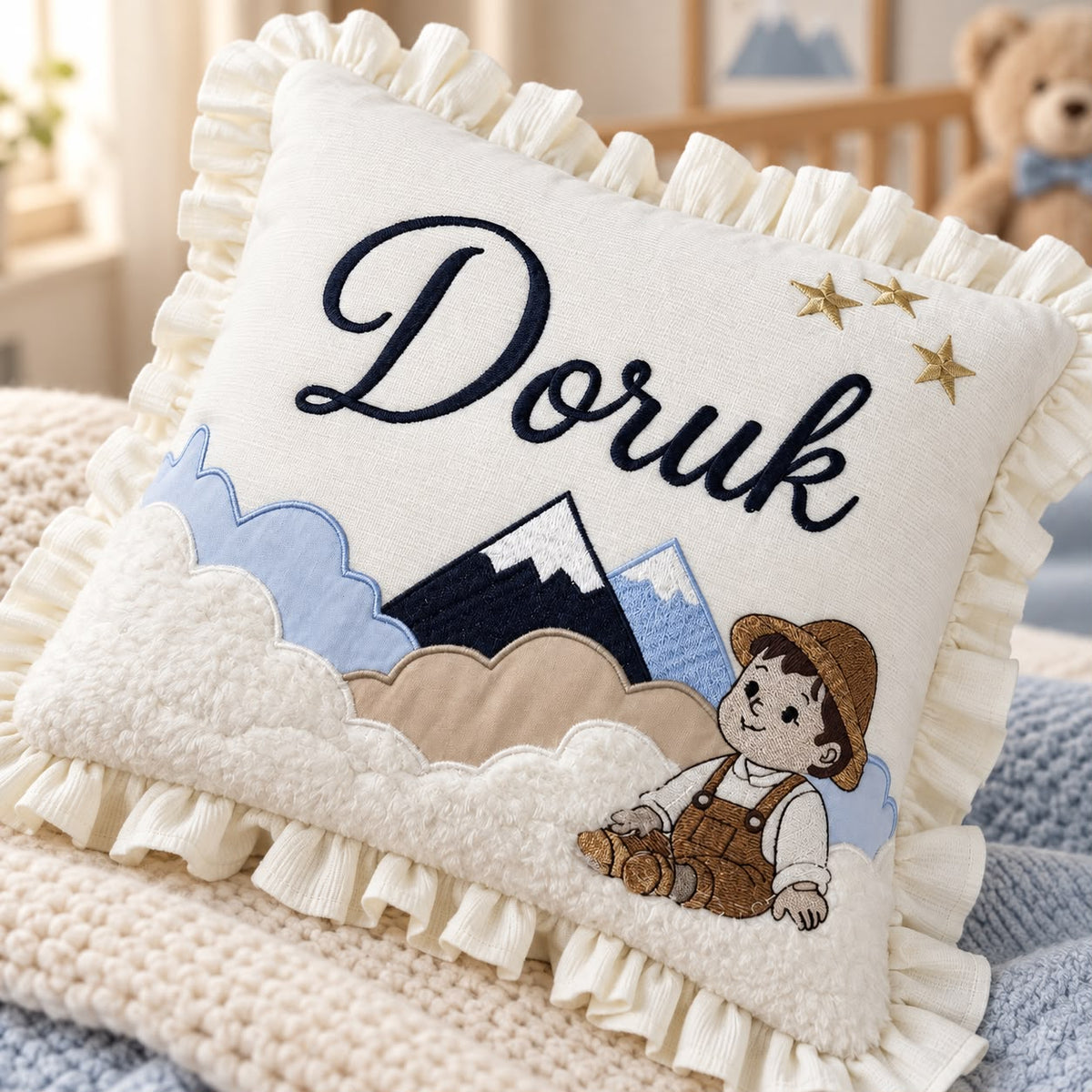 TLY Home & Baby Kişiye Özel İsim Nakışlı Aplikeli Bebek Odası Yastığı – 40×40 cm