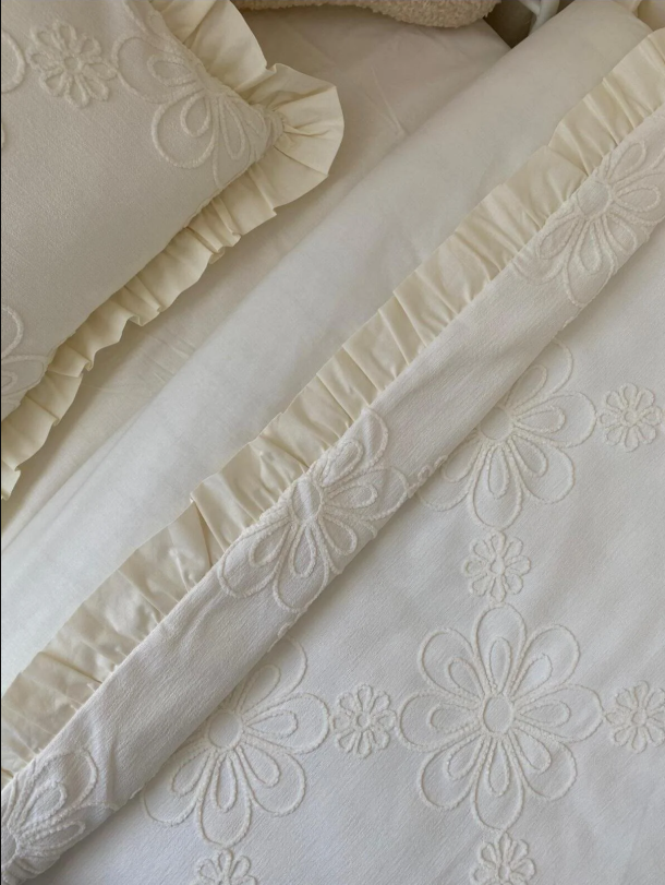Fırfırlı Pamuk Saten Bebek Nevresim Takımı – Ekru 100x150 Lastikli Çarşaflı Set