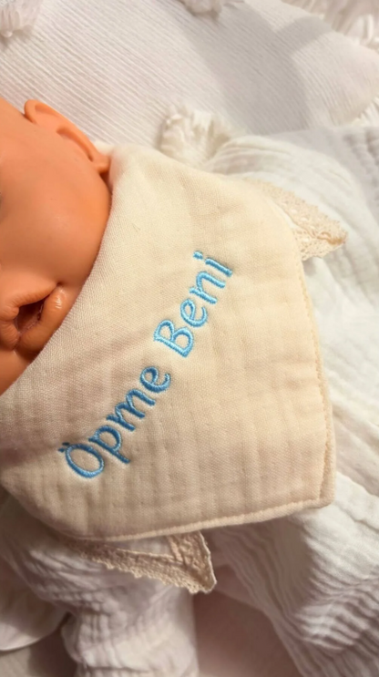 Öpme Beni Nakışlı 4 Kat Müslin Fular Bebek Önlüğü – Mavi