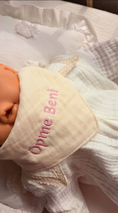 Öpme Beni Nakışlı 4 Kat Müslin Fular Bebek Önlüğü – Pembe