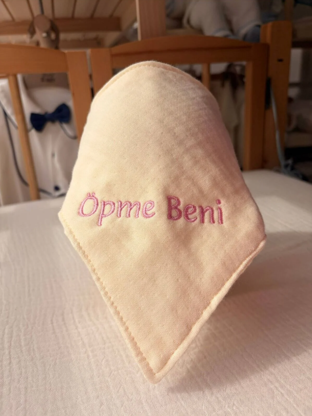 Öpme Beni Nakışlı 4 Kat Müslin Fular Bebek Önlüğü – Pembe